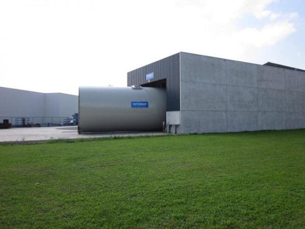 Article image of: Grootste silo ooit getransporteerd over Brugse wateren