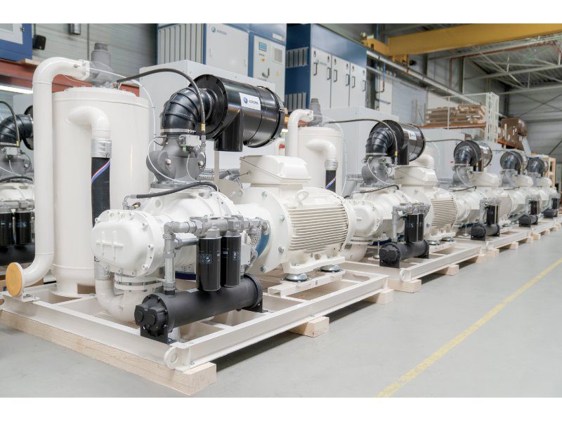 VMX 250 schroefcompressoren die tot 52 m3/min leveren, met 250 kW elektromotor en control panel met VSD (variable-speed drive).