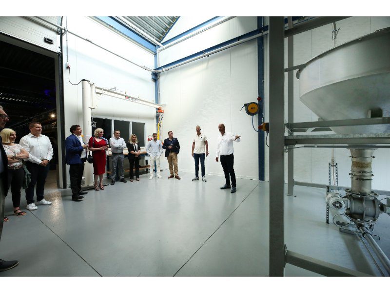 De testruimte, aanpalend aan de R&D-afdeling. In deze demo werd popcorn getransporteerd, waarbij onder- en bovendruk gereguleerd en gemonitord werden.