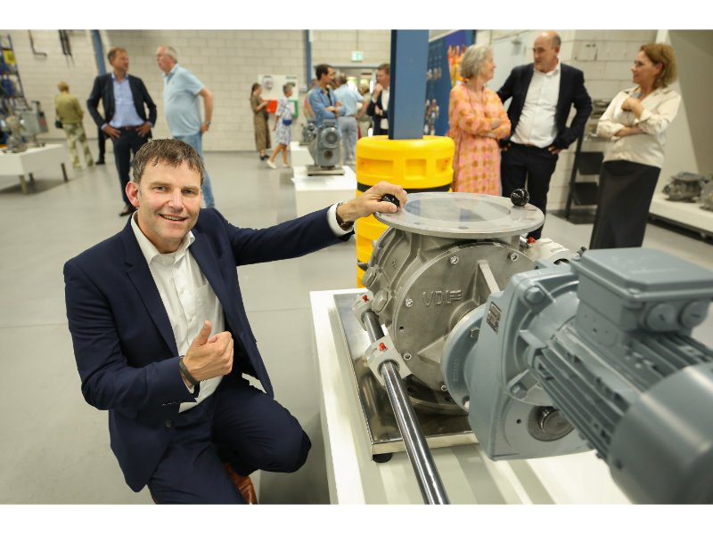 Doorvalsluis SMD 250 die in Eersel wordt gemaakt, met Carlos Ooijen, algemeen directeur bij VDL Industrial Products. 