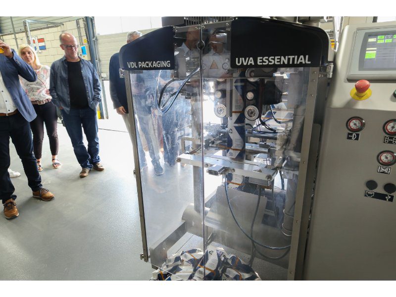 Gedemonstreerd werd deze compacte VDL packaging UVA essential zakkenvulmachine die zowel heat als ceramic seal kan toepassen. De UVA-serie kan kleinzakformaten tot enorme 25 kg zakken afvullen.