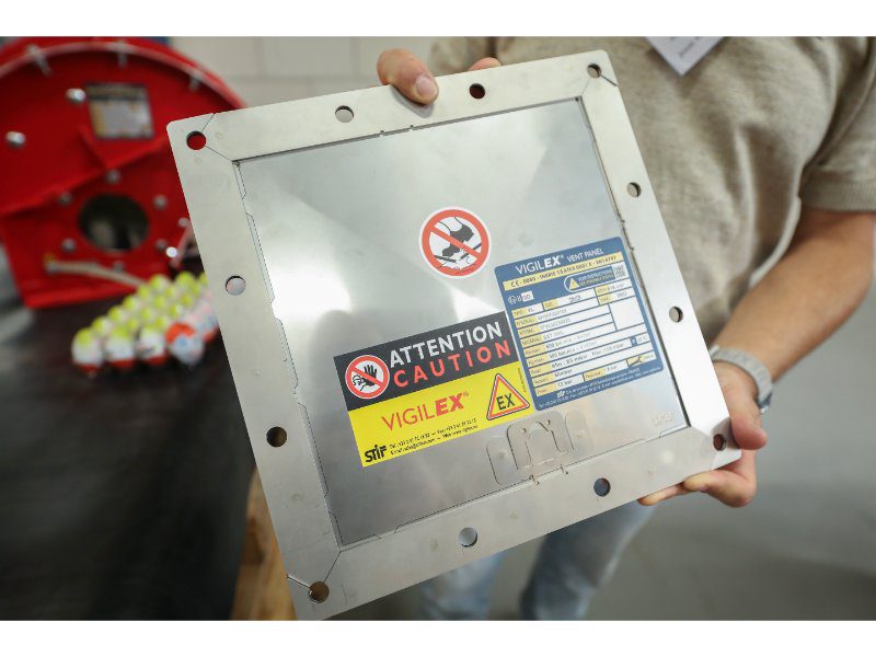 Breekplaat in de explosiebeveiligingsopstelling, waar bezoekers met eigen ogen konden zien dat explosiebeveiliging op bijvoorbeeld een doorvallende lucifer sneller dan de wind (milliseconden) geactiveerd wordt en dat breekplaten, die overdruk gecontroleerd ontlasten, zorgen dat de installatie gespaard blijft.