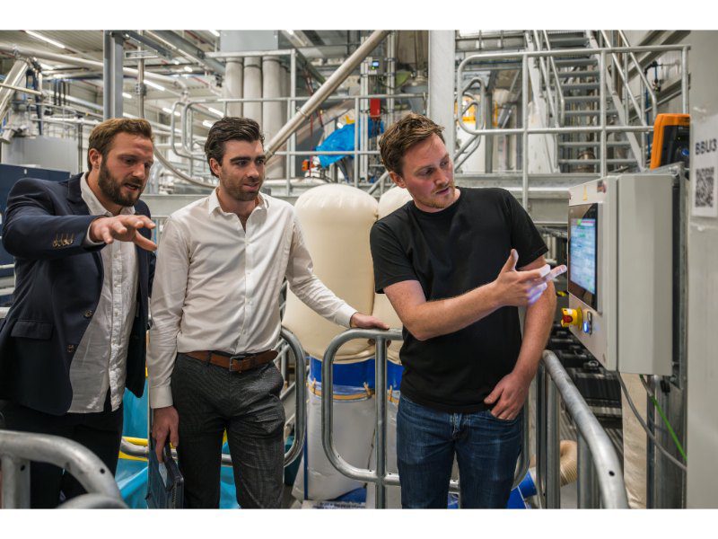 Michiel Rotsaert (links) en Simon Geers illustreren de gebruiksvriendelijkheid van de user interface