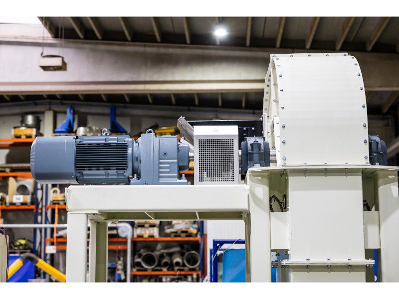 De motor voor de wielaandrijving van de band.