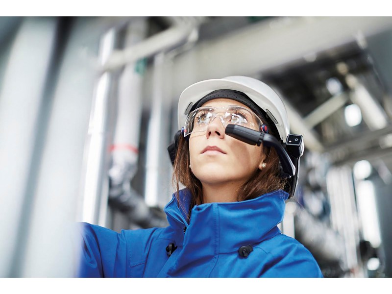 Connect Advisor Remote Services maakt gebruik van RealWear en eigen workflows om op afstand samen te werken met Coperion-experts.