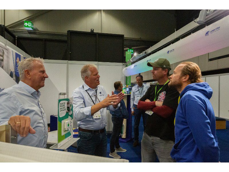 Abe Kornelis van Lampe Textiles praat beursbezoekers bij over filteroplossingen.