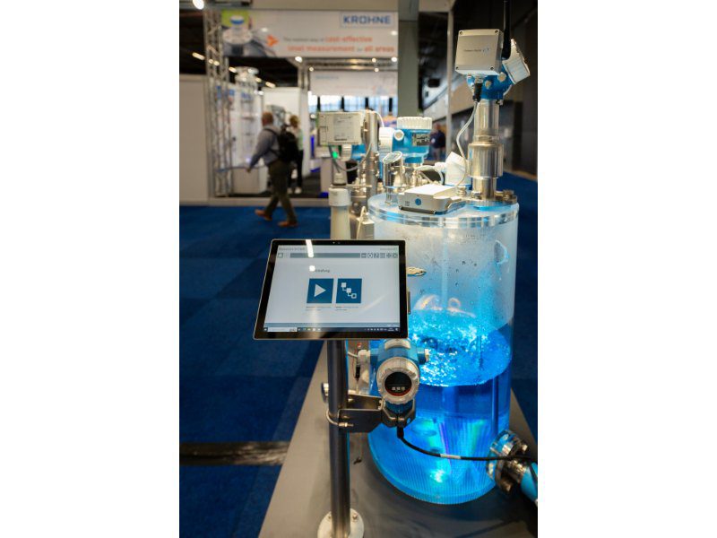 Voor aansturing van moderne, industriële processen biedt Endress+Hauser ‘DeviceCare SFE100’, een software-instrumentarium voor het configureren, onderhouden en monitoren van E+H’s slimme procesinstrumenten. Zo kunnen toestellen verbonden worden met verschillende communicatieprotocollen, zoals HART, PROFIBUS en FOUNDATION Fieldbus. Deze tool biedt functies voor parameterinstelling, diagnose en documentatie.