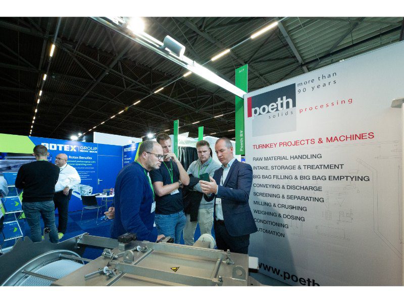 Bezoekers bij Poeth bekijken een video waarop de werking van mogelijke menginstallaties gedemonstreerd wordt.