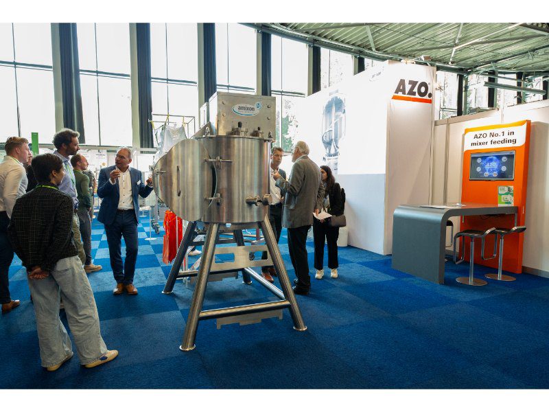 Centraal bij de stand van AZO staat de Amixon-lijn voor hoogwaardig mengen in de food & beverage en farmasector.