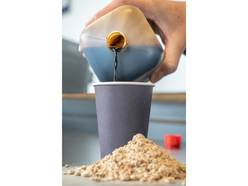 Pyrolyse-olie is een penetrant geurende, roodbruine vloeistof die op een aantal punten verschilt van fossiele oliën.