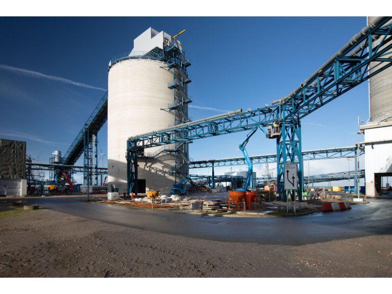 Megasilo (12.000 kuub) bij de RWE  biomassacentrale Eemshaven, die grootschalig elektriciteit levert aan het Nederlandse en het internationale net.