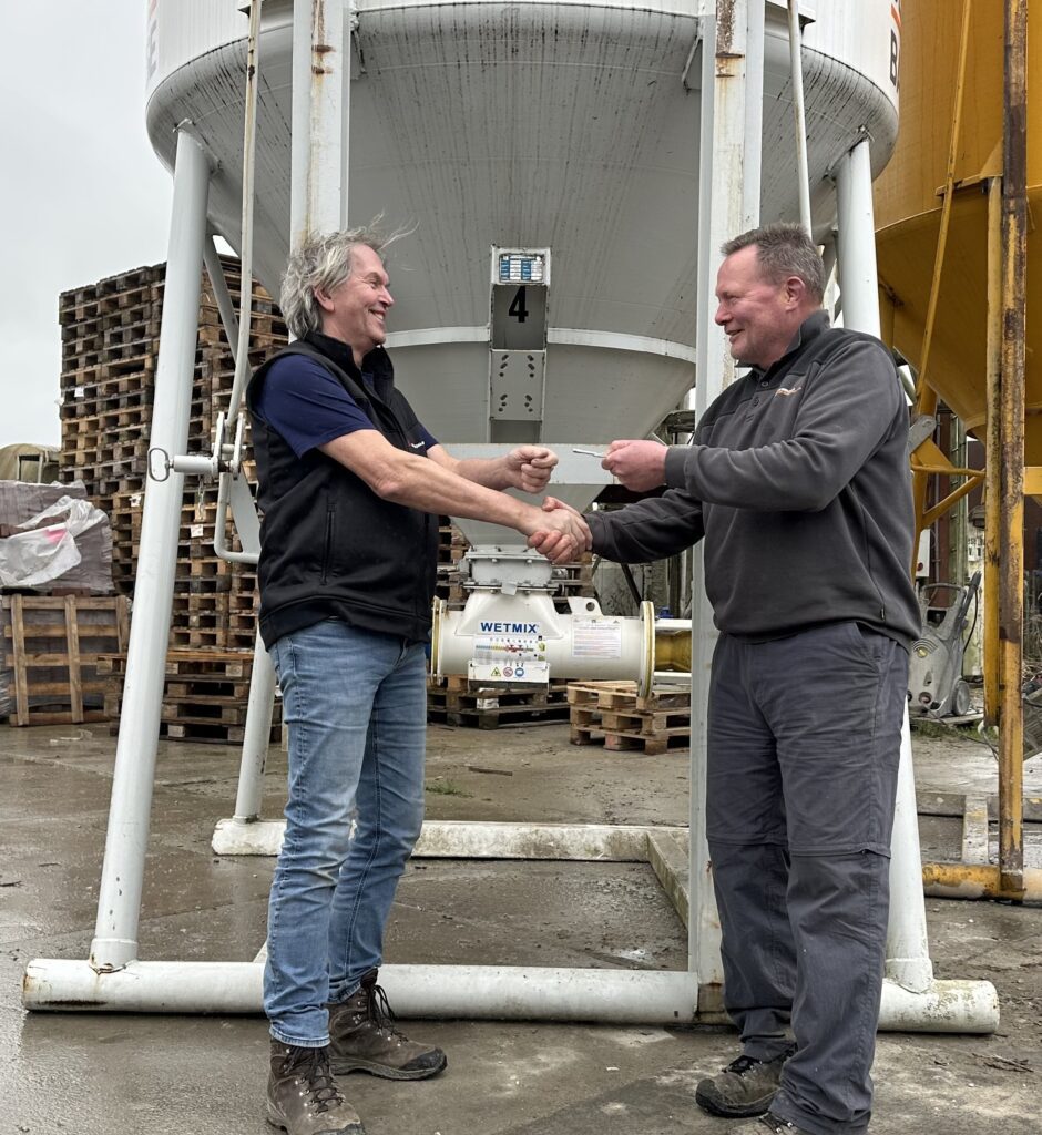 Building materials retailer De Bedijking received six Wetmix silo mixers with single-phase control panels