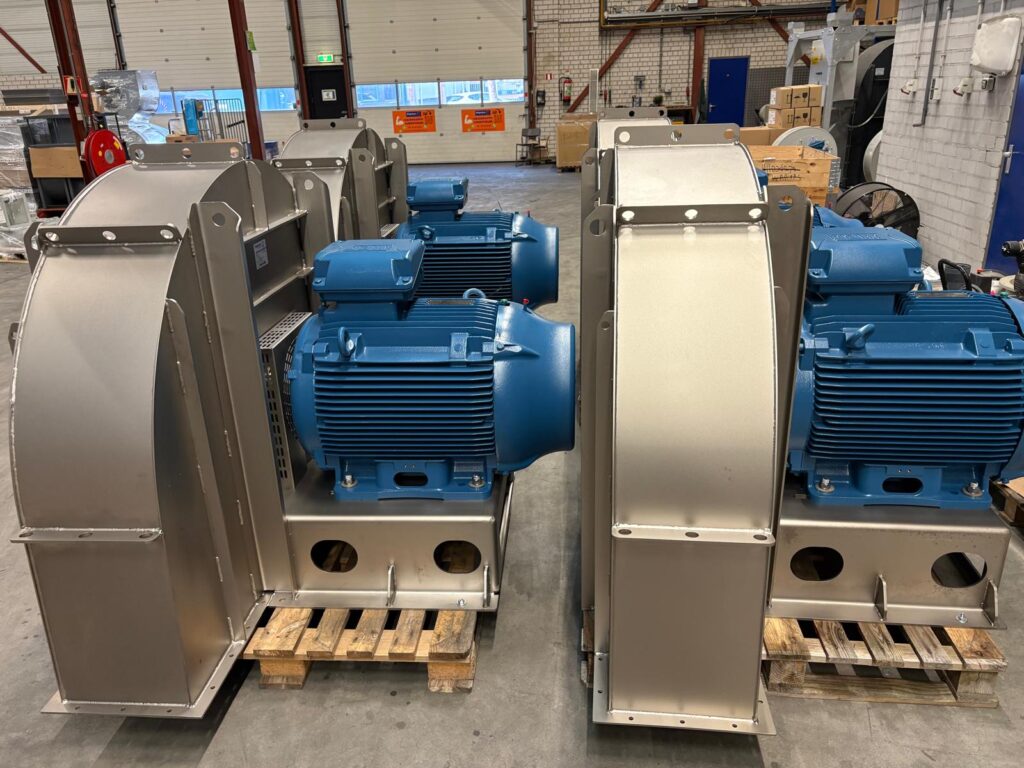 Article image of: RVS ventilatoren voor ammonia stripper in industriële waterzuivering