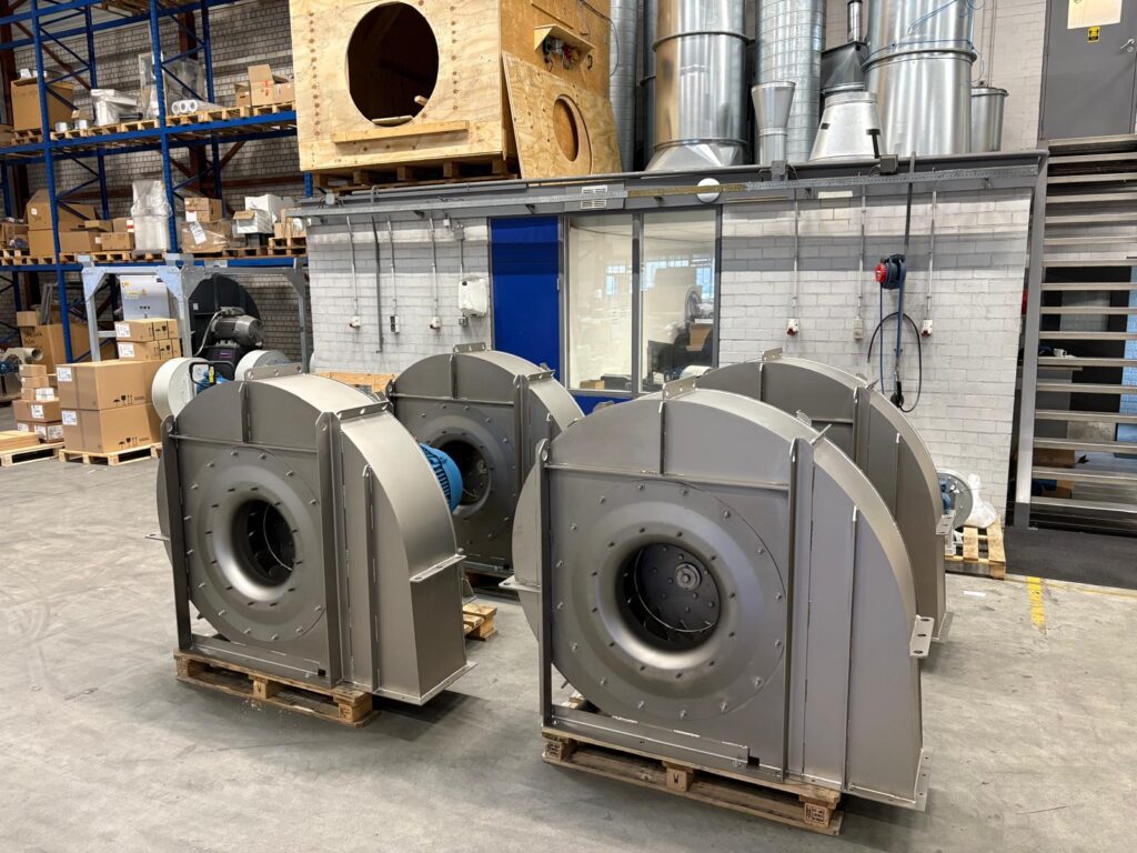 Article image of: RVS ventilatoren voor ammonia stripper in industriële waterzuivering