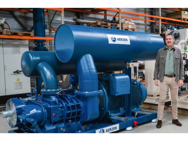 Sales manager pneumatic conveying Jeroen van Alken bij een VM 85 olievrije schroefcompressor