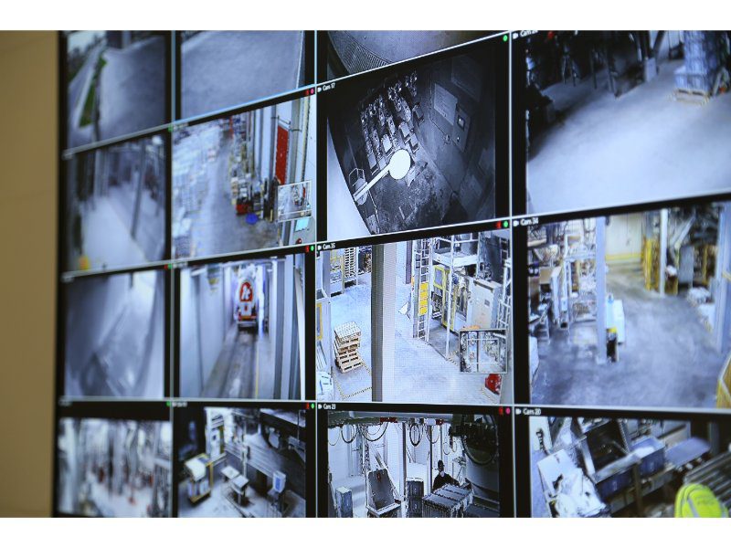 Op flat screens zijn alle cruciale onderdelen van de fabriek in één oogopslag te zien.