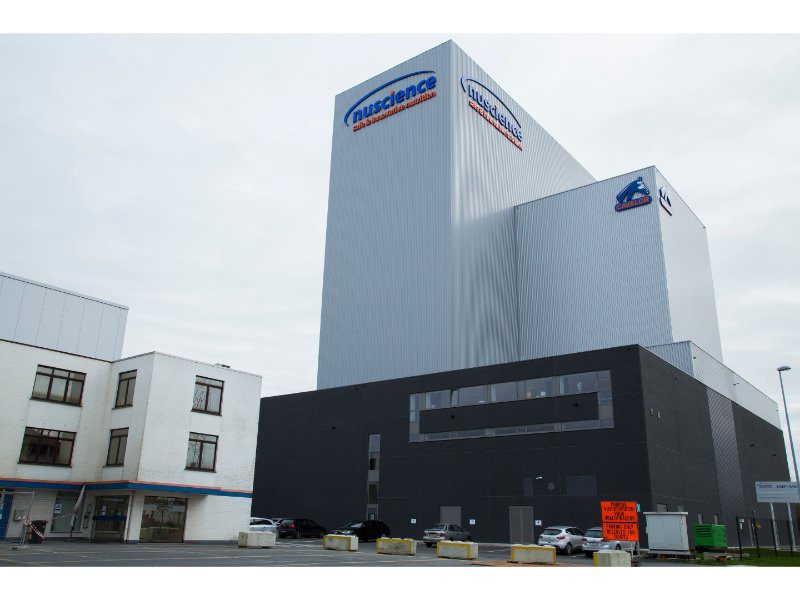 De nieuwe Nuscience-fabriek met een hoogte van 60 meter en capaciteit van > 10.000 ton per maand.
