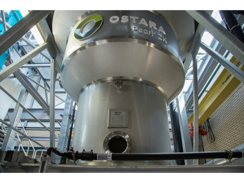 In de Pearl reactor vormen zich struvietkorrels. Fabrikant Ostara combineerde hiervoor gefluïdiseerde biofilters (‘fluidized bed reactor’) met een kristallisatieproces om fosfor en stikstof uit een geconcentreerde vloeistofstroom te laten neerslaan en de schadelijke ophoping van struviet in andere apparatuur te voorkomen.