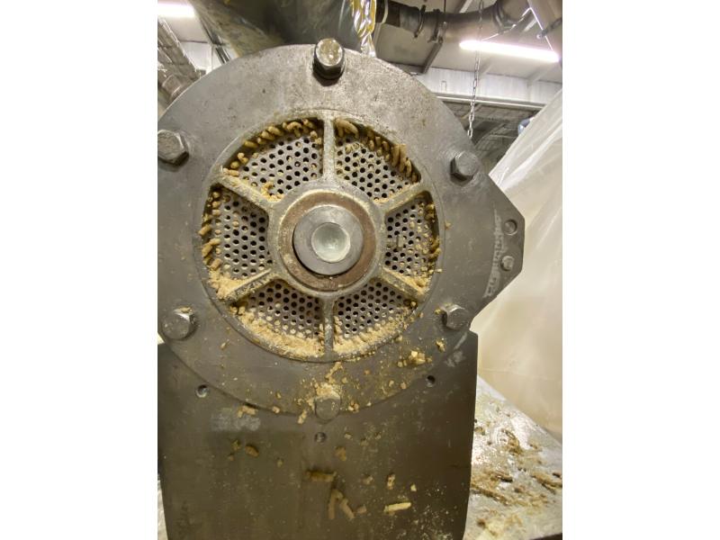 De geopende matrijs van de Extrudomix na afloop van
sample productie van een bonen-eiwitconcentraat