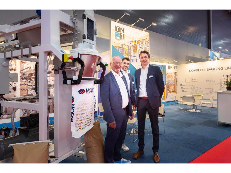 Het team van TMI, gespecialiseerd in afzakinstallaties en robotpalettiseerders, met rechts zaakwaarnemer David Heyndrickx van Heyndrickx Engineering