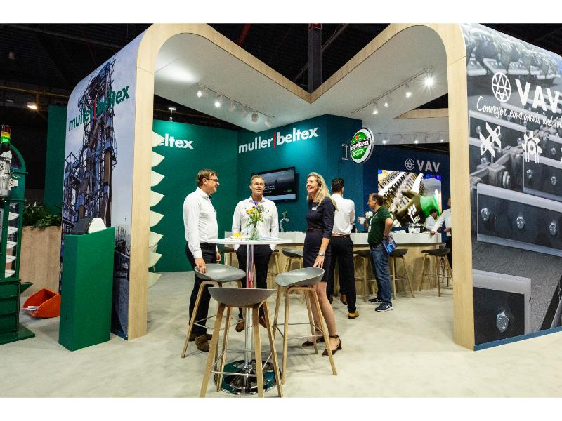 Muller Beltex en VAV deelden een stand om complete oplossingen te kunnen bieden voor bulktransport met elevatortechnologie 