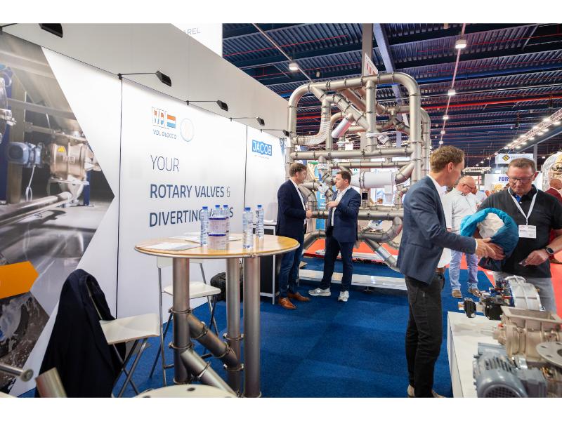 Een van de noviteiten bij VDL was de E-Drive productserie van Jacob (kleppen, verdelers en schuifafsluiters). Een duurzaam, energiezuiniger, elektromotorgestuurd alternatief voor pneumatiek, en ook nog eens snel uitwisselbaar bij wisselingen. Ook wordt binnenkort het assortiment doorblaassluizen uitgebreid voor de feedsector. Naast de modellen met rechthoekige inlaat komen er nu modellen bij met een ronde inlaat van 150, 200 en 250 mm doorsnede met PN10 aansluitflenzen om het portfolio te complementeren. Het ronde design sluit beter aan op de toegepaste flenzen in de veevoederindustrie. Deze sluizen zullen vanaf dit najaar in productie gaan